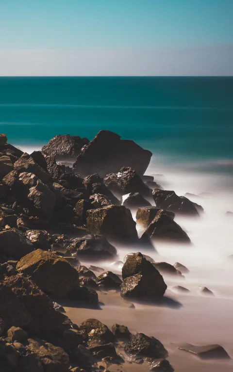 6 minute exposure of some rocks on the shore [edit] [composition]