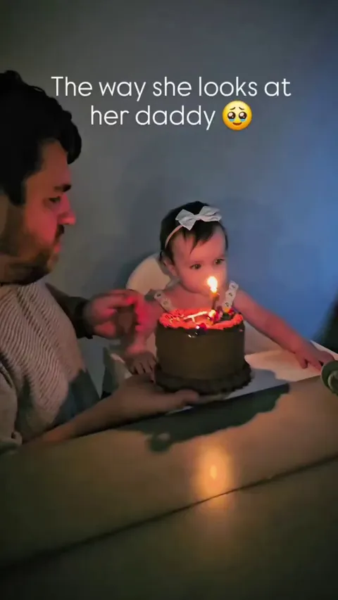 The way she looks at her dad 🥹