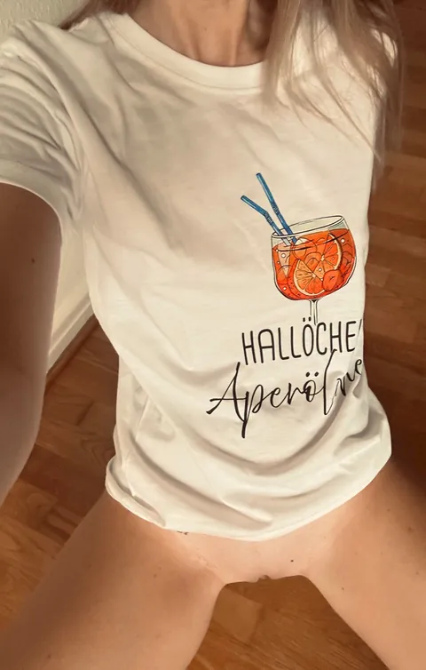 Sie freut sich wohl schon… geht ihr am Wochenende feiern? (f) 🍹🍊