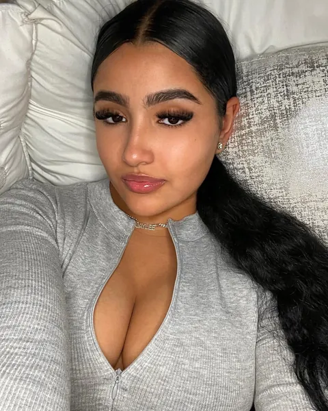 This zipper doesnt stay up long