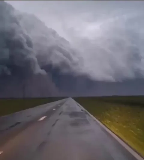 🔥 Route 188 in Argentina during the storm.