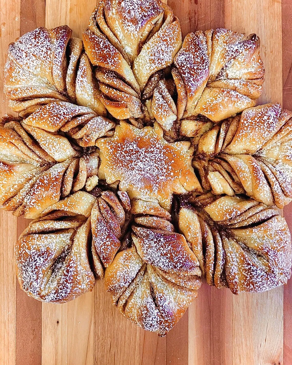 [OC] Homemade Snowflake Bread with a cinnamon sugar/cardamom filling. ❄️