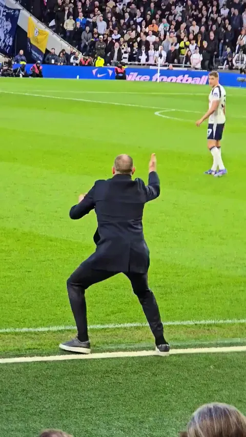 Igor Tudor was constantly shouting at Micky van de Ven, telling the back-line to push up, with van de Ven possibly ignoring the instructions.