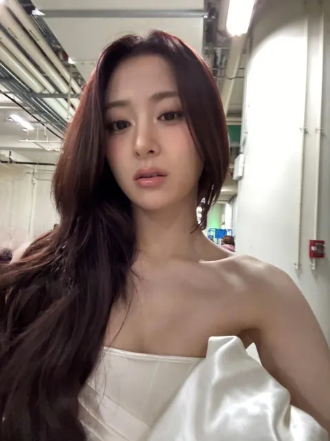 LE SSERAFIM - Yunjin