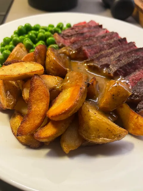 [Homemade] Steak, potato, peas &amp; peppercorn sauce