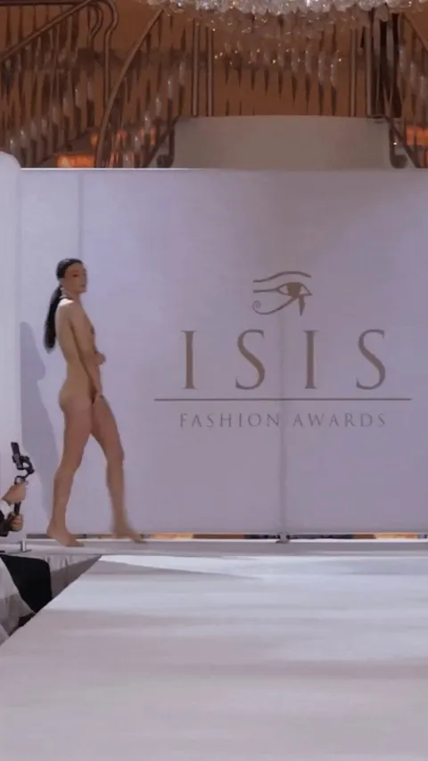 Foxy Liliac walks completely naked on the fashion show runway