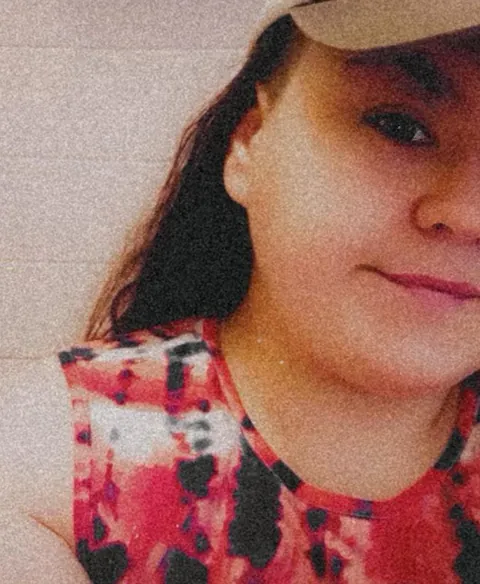 24F , DO YOUR WORST !! Hehe ☺️🤷🏻‍♀️•short hair is newer pics of me • (longer hair was in 2024 .) 