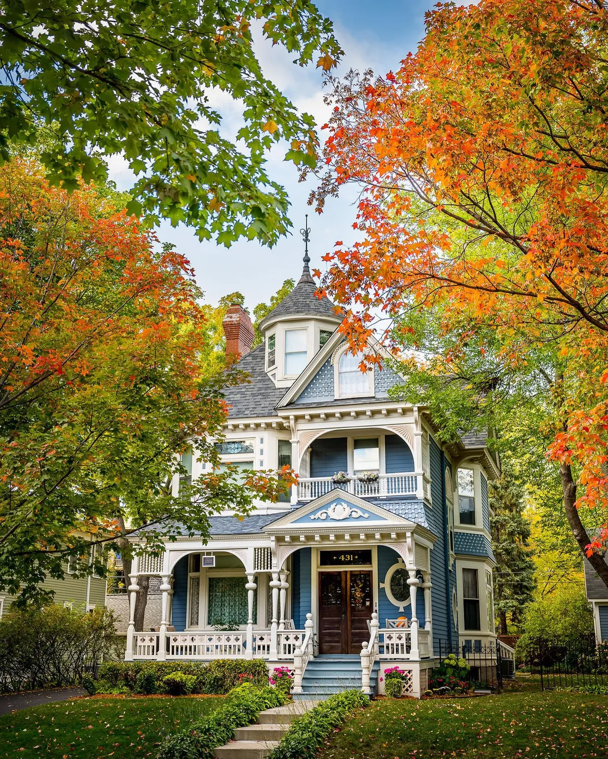1890 Queen Anne-style house on Ashland Avenue, Saint Paul, Minnesota.
