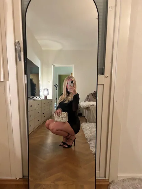 Tight dress, and im very horny.. 