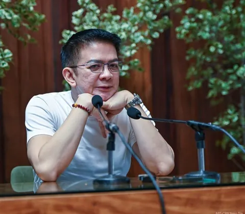 Ako lang ba nakakapansin biglang quiet si Kilay aka keso; walang pa press-con na naka muscle shirt and stud earring?