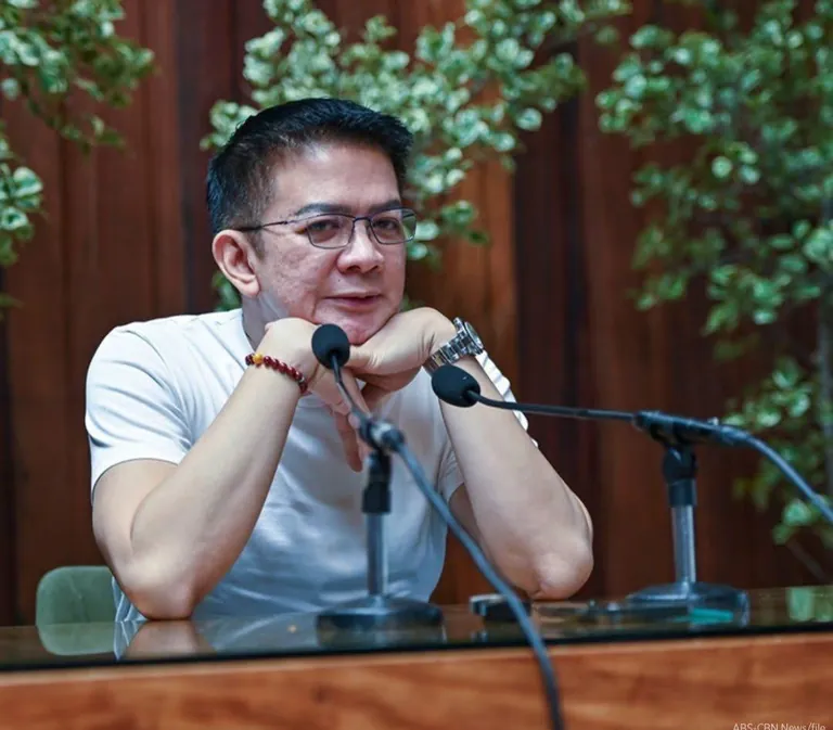 Ako lang ba nakakapansin biglang quiet si Kilay aka keso; walang pa press-con na naka muscle shirt and stud earring?