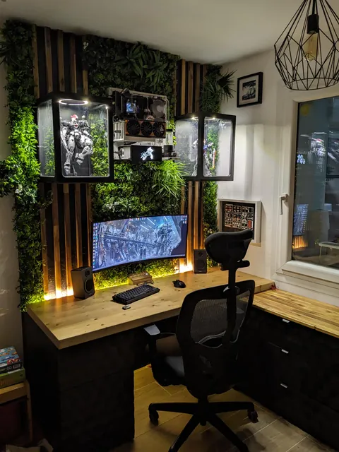 After taking some inspiration from you guys, my battlestation is finally done 🤖