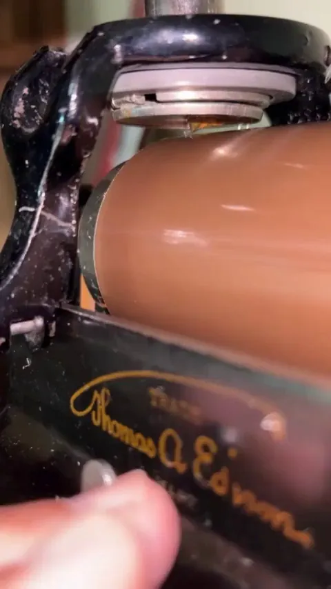How a Phonograph Cylinders from 1896 works in nowadays