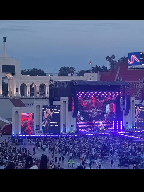Billy Corgin's reaction when the crowd thought the song was over