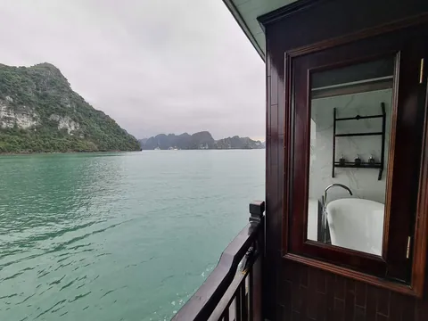a cozy cruise ship room I stayed in HaLong Bay, Vietnam 🇻🇳