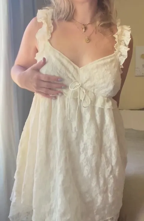 Another little game of: what’s hiding under my dress? 😉