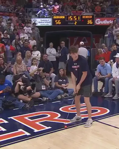 Kid hits a 90' putt to win a car