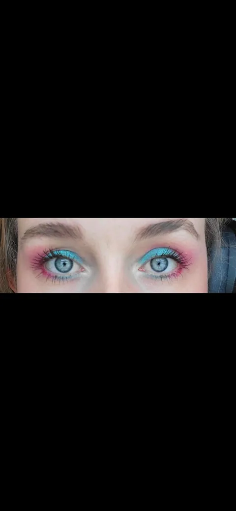 My friend gifted me these two BEAUTIFUL pallettes when she heard I wanted to get into makeup and I'm having so much fun!!