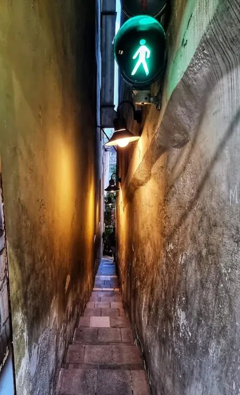 The narrowest alley in Prague (Vinárna Čertovka) is so tight it has its own traffic light