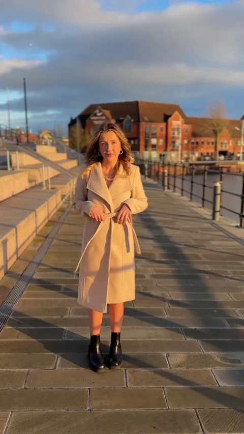 This is the correct way to wear a trench coat