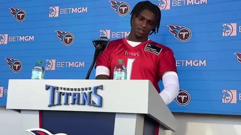 [Highlight] Titans QB Cam Ward tested the media today to see if they can repeat a play call he gave them: They had no chance. “C’mon! You’re gonna get sacked out there.” 😂😂
