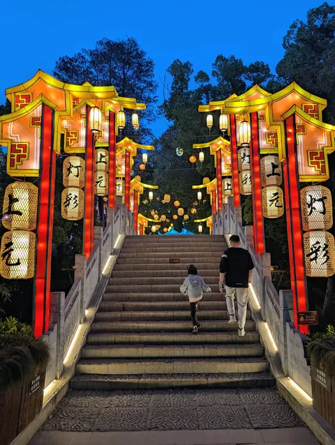 I randomly found Nanjing’s Qinhuai Lantern Festival, and it was breathtakingly beautiful