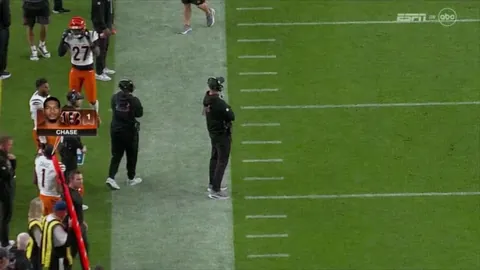 [Highlight] Ja'Marr Chase confronts his head coach Zac Taylor on the sideline during blowout loss to the Broncos