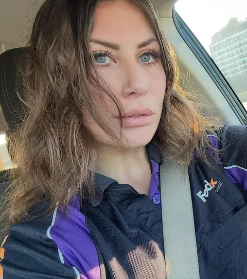 Born in 1999, 1 kid... Am I still hot? 🫣➡️ F27