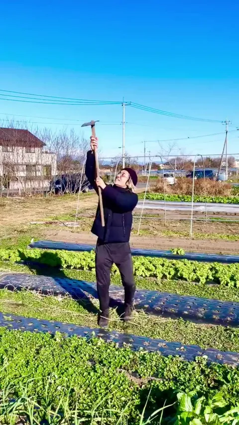 Pantomimist in the garden