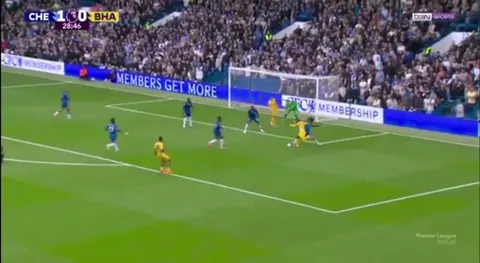 Referee Simon Hooper blocks Brighton shooting chance vs Chelsea [Great defending]