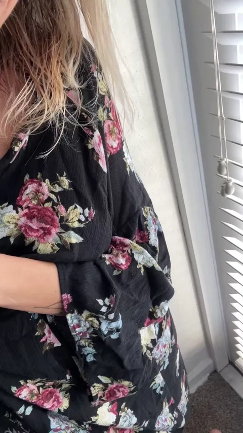 This sexy 80s tummy is ready to be loved on [gif]