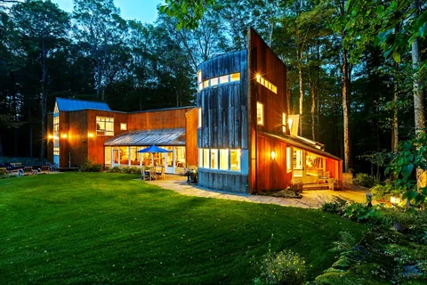 Modern wooden mansion (Woodstock, Vermont, US).