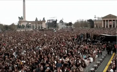 Budapest’s Heroes’ Square is filling up for the Rendszerbontó (System‑breaking) mega‑concert