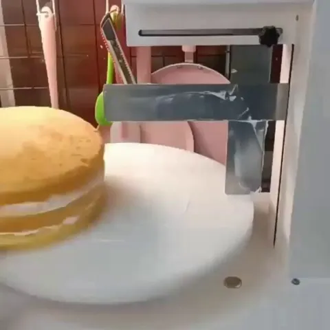 Cake icing machine