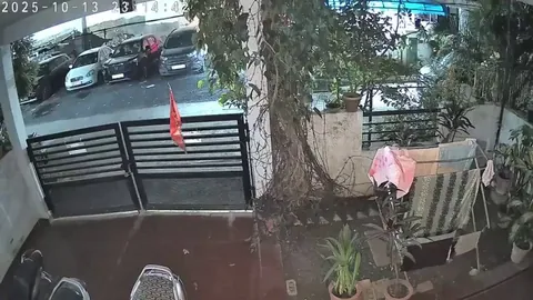 15 year old girl driving a XUV700 rammed a wall. Her father narrowly escaped the crash.