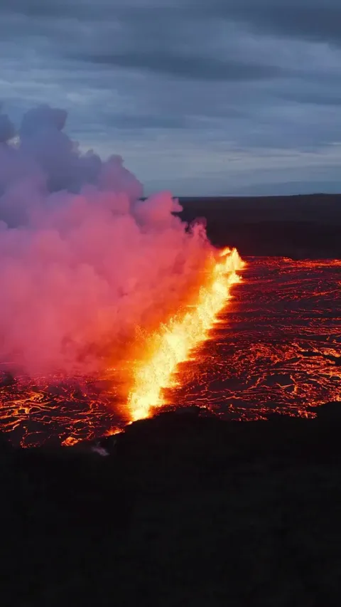 Spectacular eruption filmed by drone on the Raykjanes Peninsula, Iceland.
