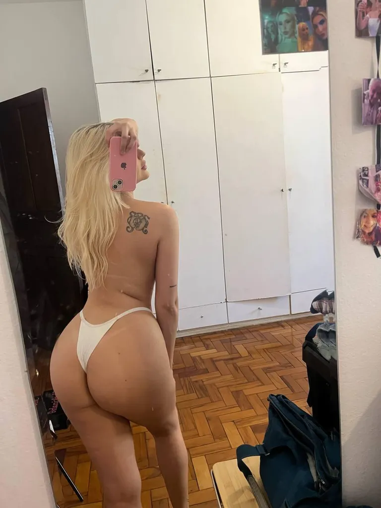 My thick ass loves to eat my panties