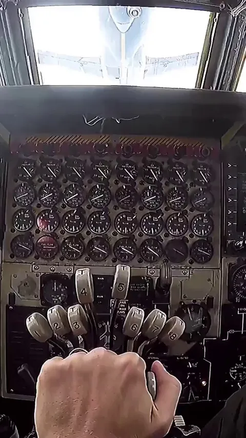 The incredibly precise process of refueling a B-52, from the cockpit