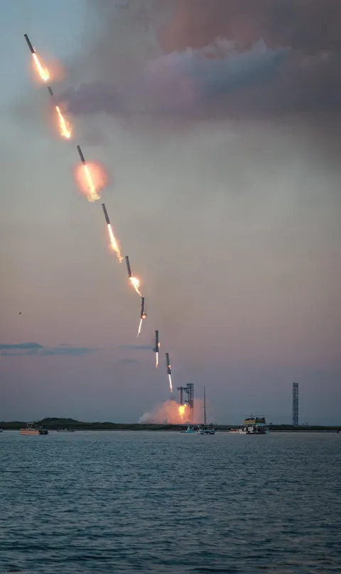 Super Heavy Booster Catcing Sequence (Credit: Thomas Godden)