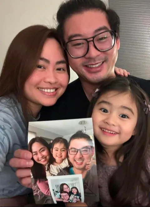 A married couple posed together for a picture every year since they first met 12 years ago 