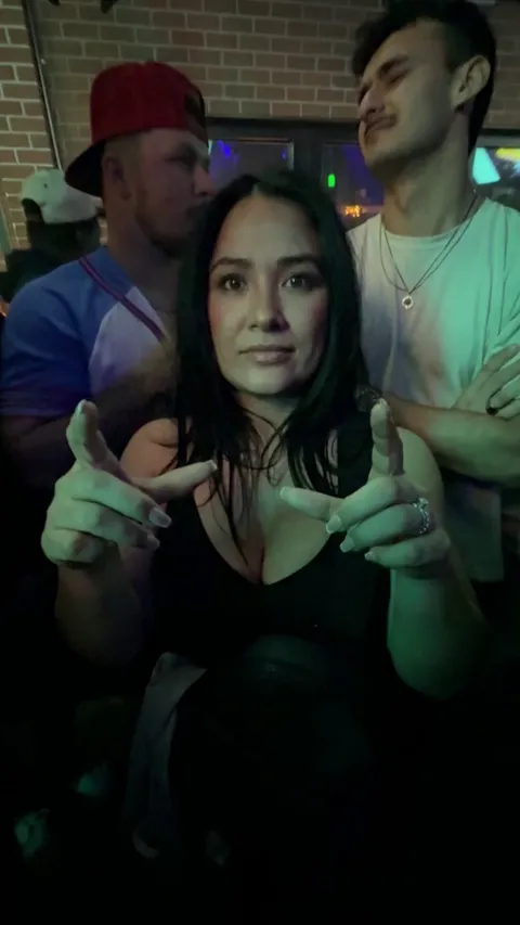 “How to get a few drinks” in a crowded Nashville bar