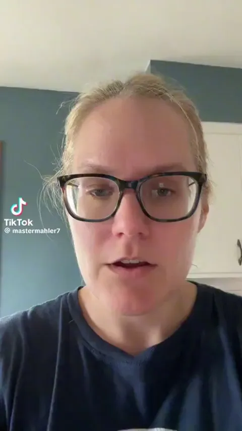 Cat's Pavlovian response to Shania Twain