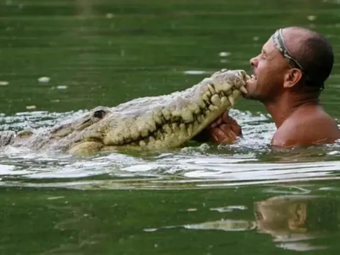 A local fisherman in Costa Rica nursed a crocodile back to health after it had been shot in the head, and released the reptile back to its home. The next day, the man discovered “Pocho” had followed him home and was sleeping on the man’s porch. For 20 years Pocho became part of the man’s family.