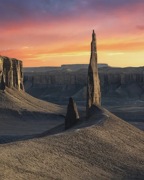 🔥 Bizarre spire rising out of the Utah badlands