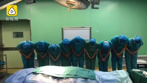 Surgical staff honoring a patient who saved 3 lives and gave sight to 2 others with organ donations