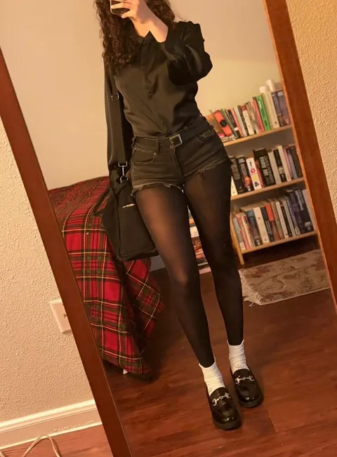 My outfits in emojis this week are basically 🦉📚 🦇 🎀⛰️