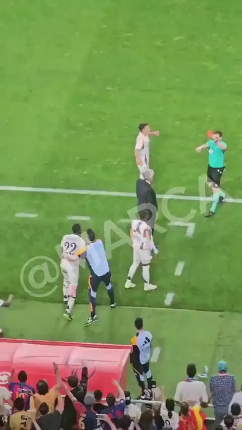 Near the end of the match, Rüdiger tried to throw two bags of ice at referee De Burgos and has to be held down by several people, reports @marca.