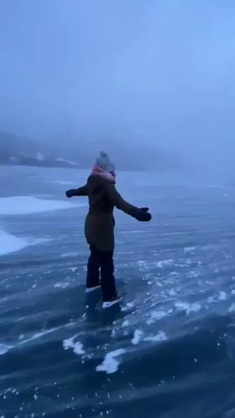 🔥 The wind on this frozen lake in Canada