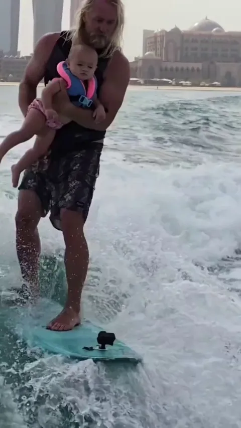 Dad, his daughter, and the dolphins 🐬 