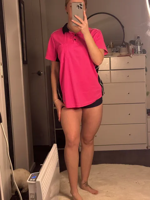 Gym girl taking her pump cover off